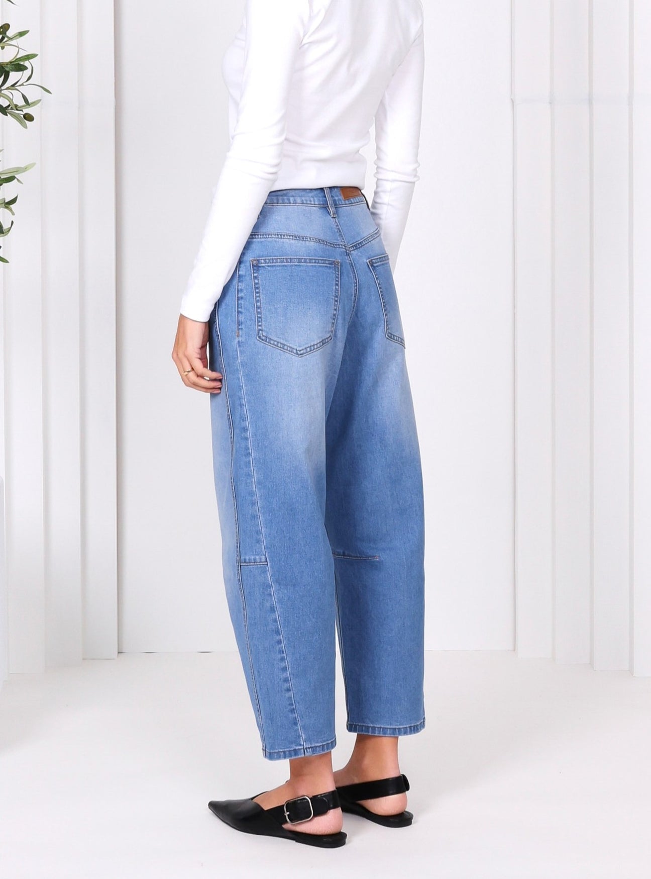 Toni Barrel Jeans - Mid Blue