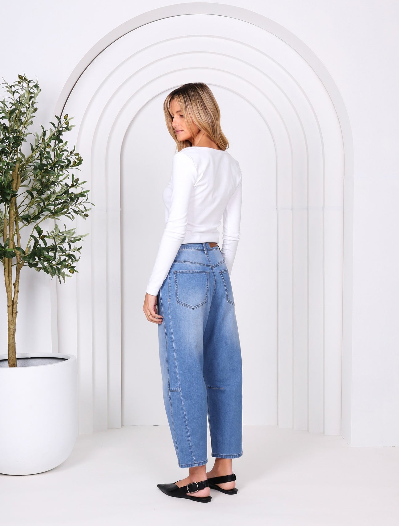 Toni Barrel Jeans - Mid Blue