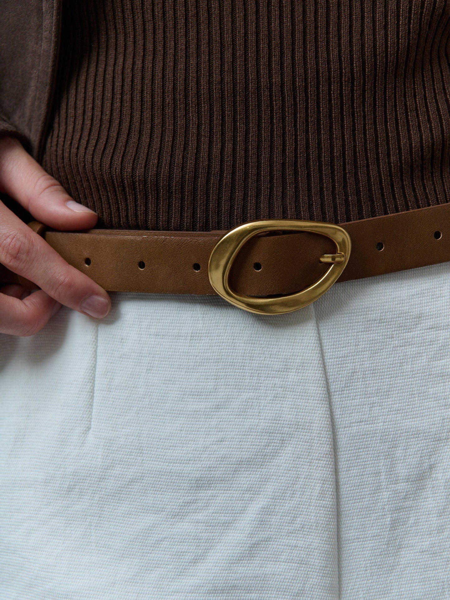 The Oval Buckle Belt - Brown