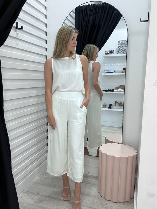 The Mari pants are 3/4 Length pant in white, they have a lining and pockets and an elastic waist band for comfort. Worn with The Mari Top as a matching set from Wanted and Wild