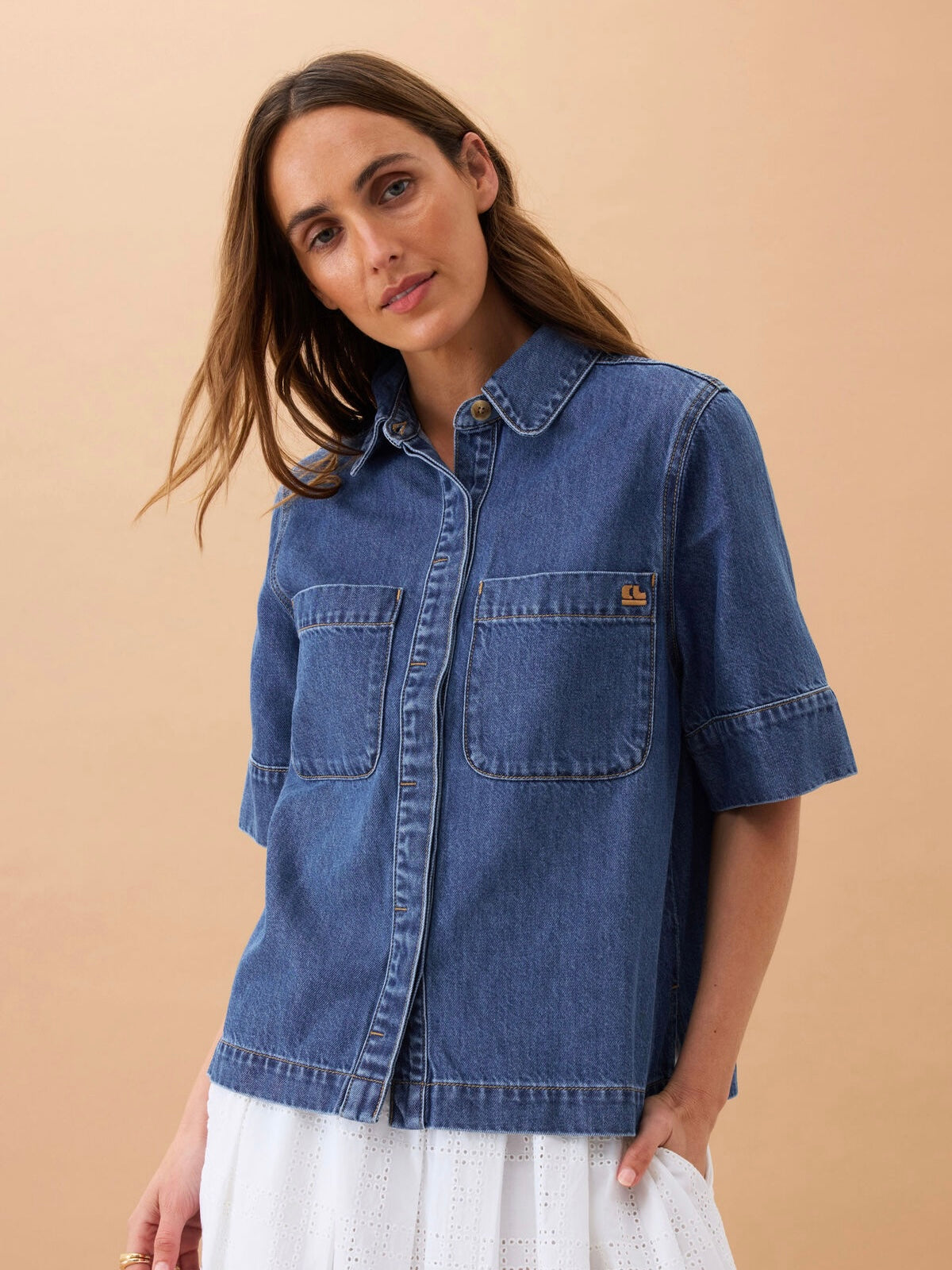 The Noa short sleeved shirt in Denim is your wardrobe go to for the perfect everyday outfit